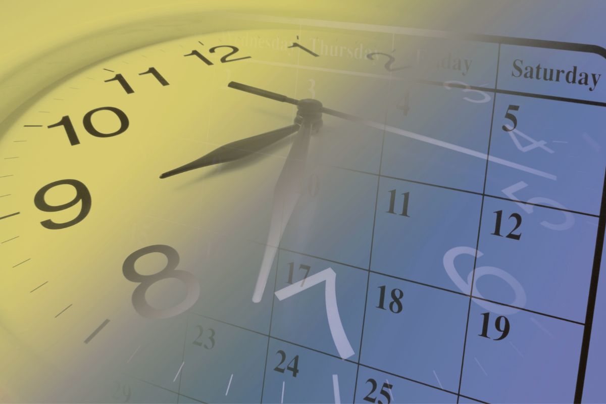 Image of clock and calendar despicting HSE fertility hub wait times
